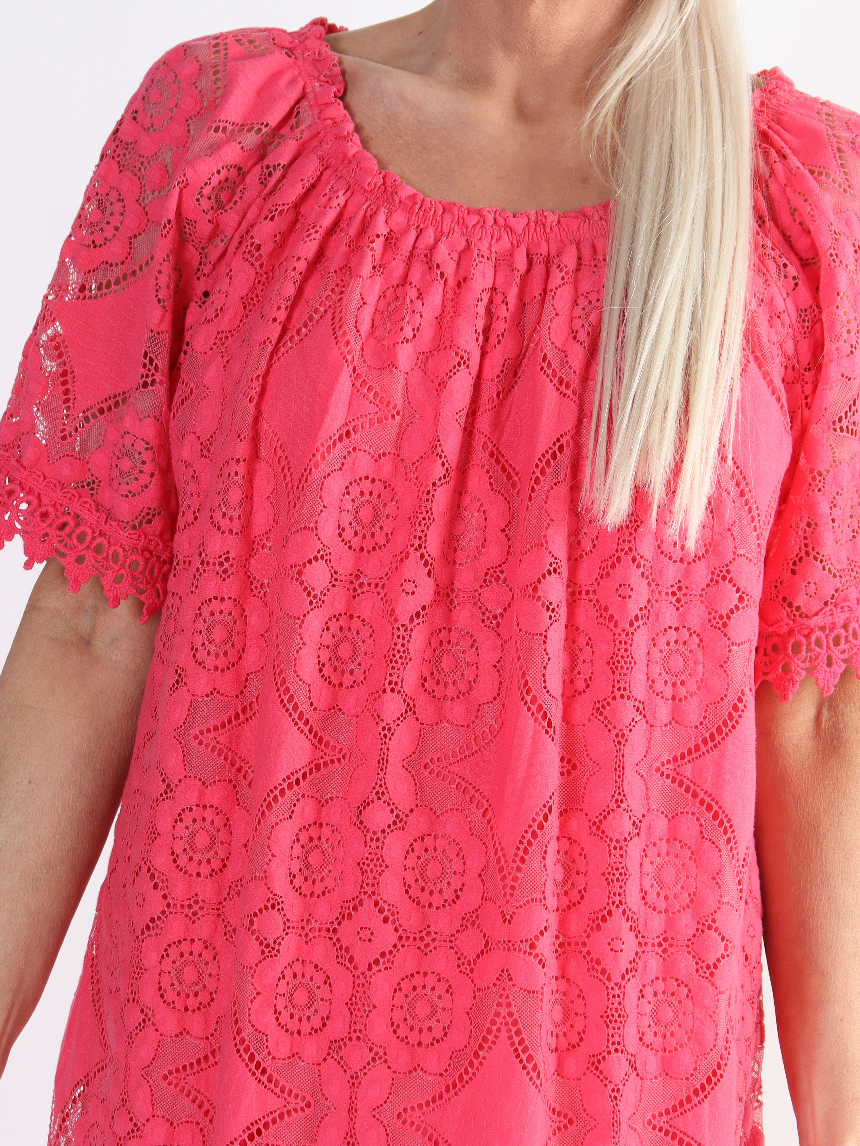 Thea - Spetsklänning med elastisk halsringning i stora storlekar